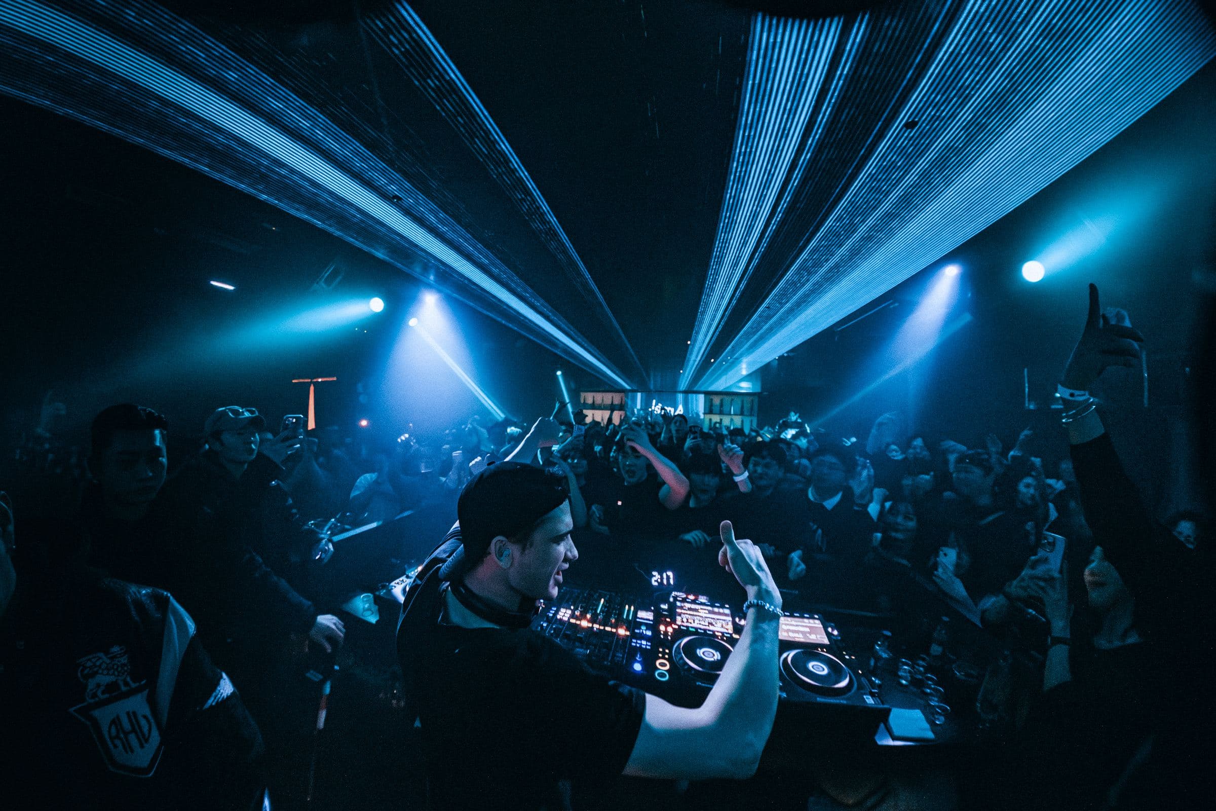 Amél performing live